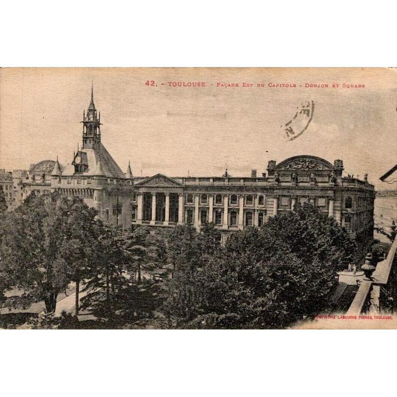Carte postale ancienne de Toulouse, façade est du Capitole et donjon.