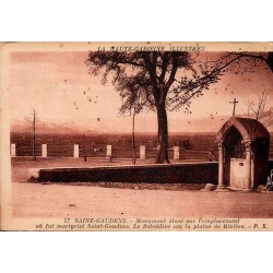 CPA de Saint-Gaudens représentant le monument du martyre de Saint-Gaudens et le belvédère sur la plaine de Rivière.