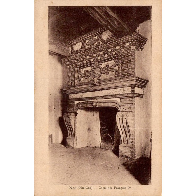 Carte postale ancienne de Noé montrant la cheminée François Ier Renaissance dans une demeure historique de Haute-Garonne.