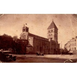 Carte postale ancienne de Saint-Gaudens montrant la collégiale romane et la Place Nationale en Haute-Garonne.
