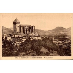 Carte postale ancienne de Saint-Bertrand-de-Comminges avec vue générale de la cité médiévale et de la cathédrale.