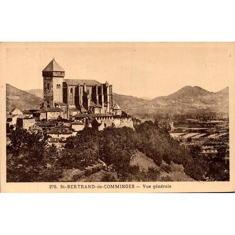 Carte postale ancienne de Saint-Bertrand-de-Comminges avec vue générale de la cité médiévale et de la cathédrale.