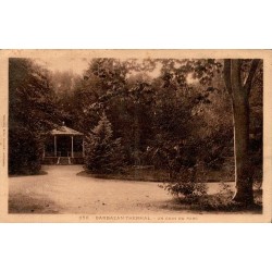 Carte postale ancienne de Barbazan-Thermal montrant un coin du parc thermal avec son kiosque à musique au début du XXᵉ siècle.