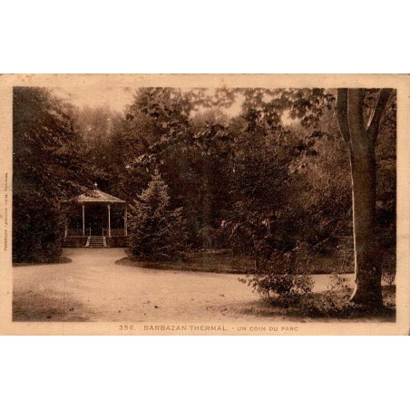 Carte postale ancienne de Barbazan-Thermal montrant un coin du parc thermal avec son kiosque à musique au début du XXᵉ siècle.