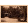 Carte postale ancienne de Barbazan-Thermal montrant un coin du parc thermal avec son kiosque à musique au début du XXᵉ siècle.
