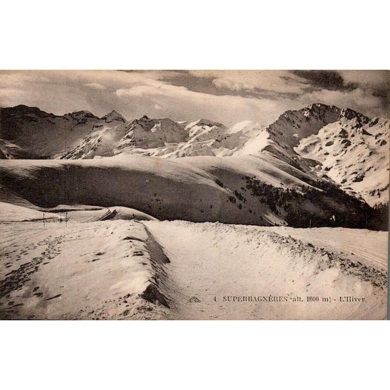 CPA Superbagnères en hiver à 1800 m montrant un panorama enneigé des Pyrénées