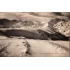 CPA Superbagnères en hiver à 1800 m montrant un panorama enneigé des Pyrénées