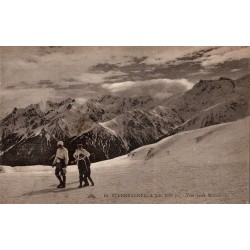 Carte postale ancienne de Superbagnères montrant deux promeneurs face au massif de la Maladeta enneigé.
