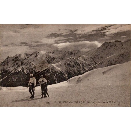 Carte postale ancienne de Superbagnères montrant deux promeneurs face au massif de la Maladeta enneigé.