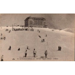 Carte postale ancienne de Superbagnères montrant le Grand Hôtel et les sports d'hiver sur les pistes.
