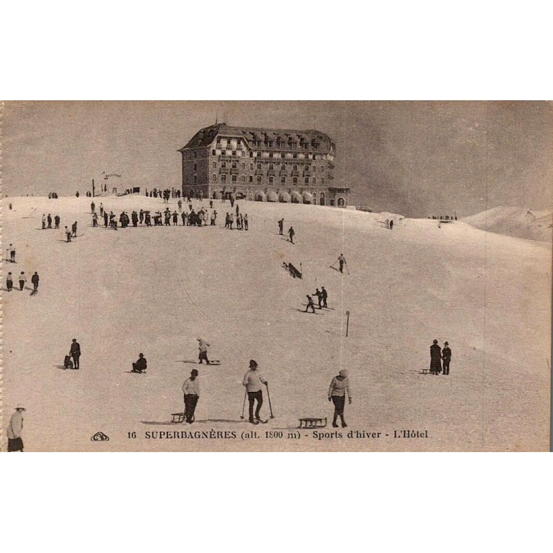 Carte postale ancienne de Superbagnères montrant le Grand Hôtel et les sports d'hiver sur les pistes.