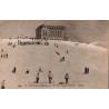 Carte postale ancienne de Superbagnères montrant le Grand Hôtel et les sports d'hiver sur les pistes.