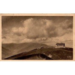 Carte postale ancienne de l'Hôtel de la Compagnie du Midi à Superbagnères dominant les Pyrénées.