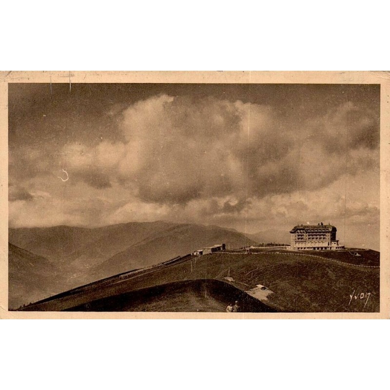 Carte postale ancienne de l'Hôtel de la Compagnie du Midi à Superbagnères dominant les Pyrénées.