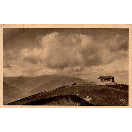 Carte postale ancienne de l'Hôtel de la Compagnie du Midi à Superbagnères dominant les Pyrénées.