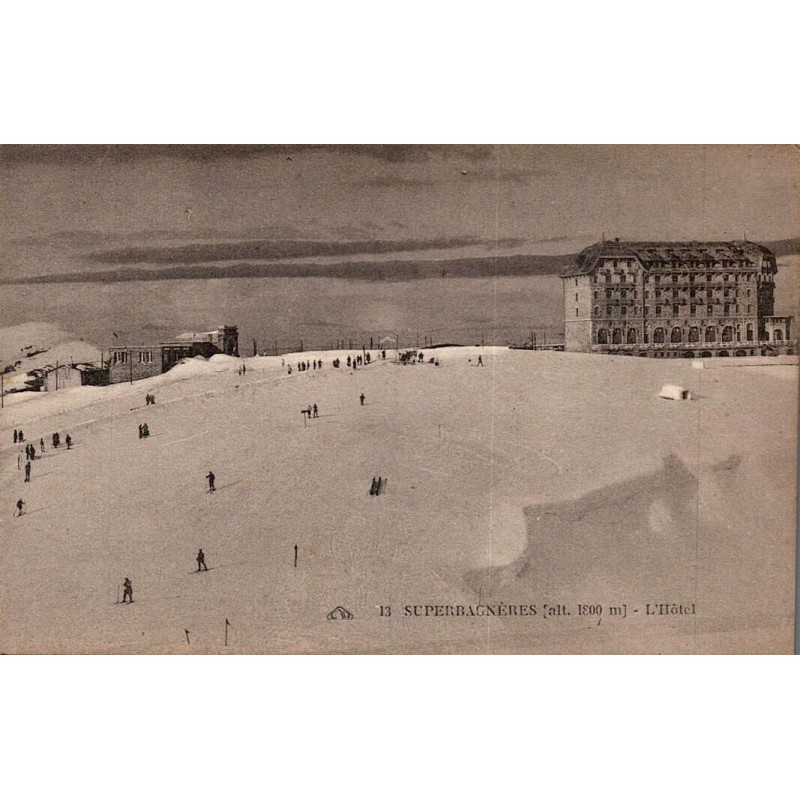 Carte postale ancienne de Superbagnères montrant le Grand Hôtel et les pistes enneigées.