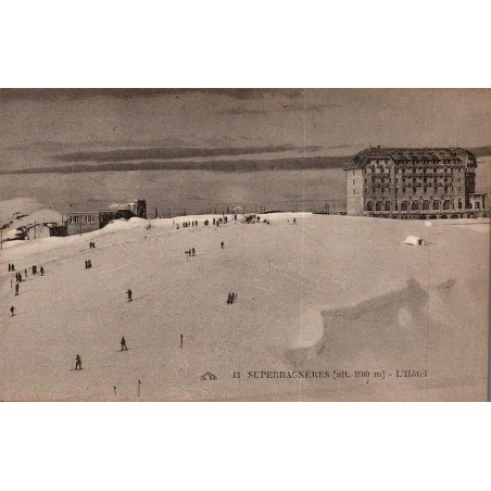 Carte postale ancienne de Superbagnères montrant le Grand Hôtel et les pistes enneigées.