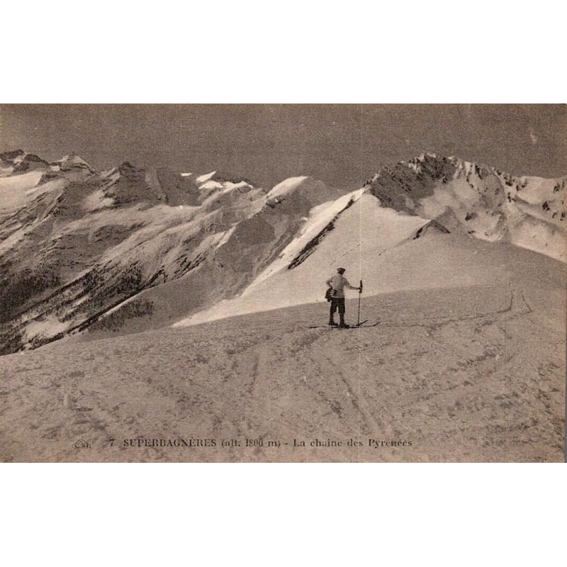 Carte postale ancienne de Superbagnères montrant un skieur face à la chaîne des Pyrénées enneigée.