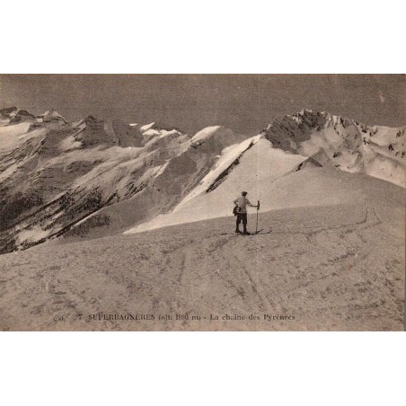 Carte postale ancienne de Superbagnères montrant un skieur face à la chaîne des Pyrénées enneigée.