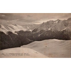 Carte postale ancienne de Superbagnères avec vue enneigée sur la vallée de l'Hospice de France.