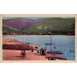 Carte postale ancienne du bassin de Saint-Ferréol avec embarcadère, voiliers et promeneurs.