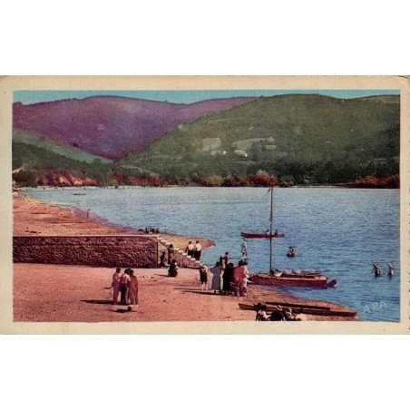 Carte postale ancienne du bassin de Saint-Ferréol avec embarcadère, voiliers et promeneurs.
