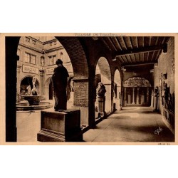 Carte postale ancienne du petit cloître du musée des Augustins à Toulouse avec statues et galeries.