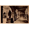 Carte postale ancienne du petit cloître du musée des Augustins à Toulouse avec statues et galeries.