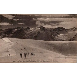 Carte postale ancienne de Superbagnères montrant le plateau enneigé animé par des skieurs.