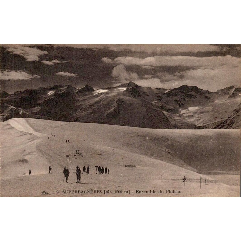 Carte postale ancienne de Superbagnères montrant le plateau enneigé animé par des skieurs.