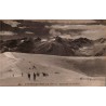 Carte postale ancienne de Superbagnères montrant le plateau enneigé animé par des skieurs.