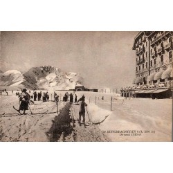 Carte postale ancienne de Superbagnères montrant les skieurs devant le Grand Hôtel.