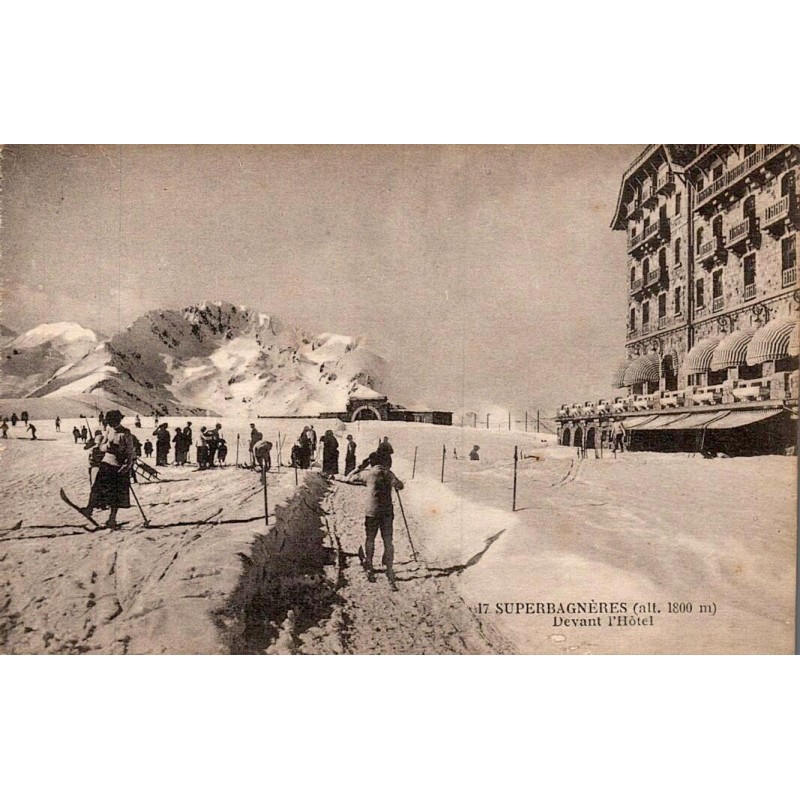 Carte postale ancienne de Superbagnères montrant les skieurs devant le Grand Hôtel.