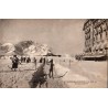 Carte postale ancienne de Superbagnères montrant les skieurs devant le Grand Hôtel.