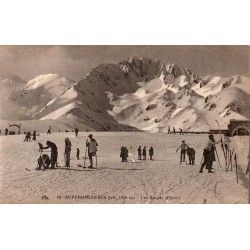Carte postale ancienne de Superbagnères montrant les sports d'hiver sur le plateau enneigé.