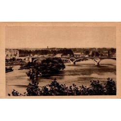 Carte postale ancienne de Toulouse montrant une vue générale sur la Garonne et un pont.
