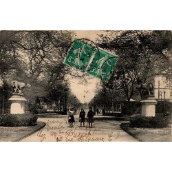 Carte postale ancienne de l'entrée du Grand-Rond à Toulouse avec enfants et allée arborée.