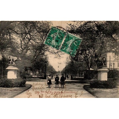 Carte postale ancienne de l'entrée du Grand-Rond à Toulouse avec enfants et allée arborée.