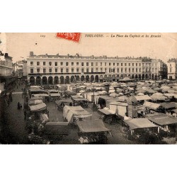 Carte postale ancienne de la place du Capitole et du marché sous les arcades à Toulouse.