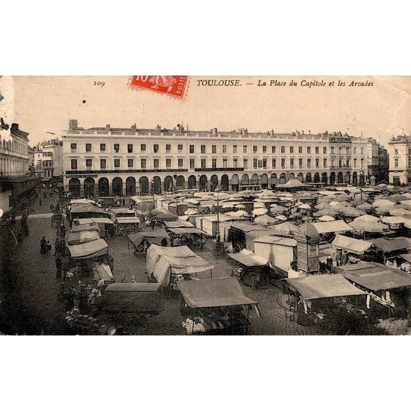 Carte postale ancienne de la place du Capitole et du marché sous les arcades à Toulouse.