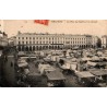 Carte postale ancienne de la place du Capitole et du marché sous les arcades à Toulouse.