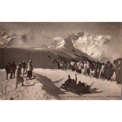 Carte postale ancienne de la piste de bobsleigh à Superbagnères avec spectateurs.