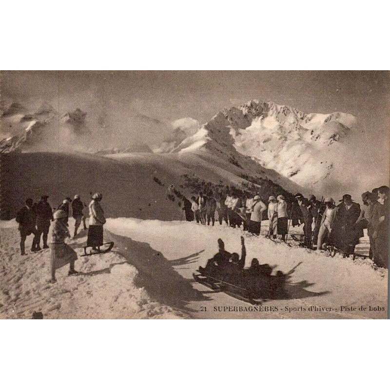 Carte postale ancienne de la piste de bobsleigh à Superbagnères avec spectateurs.