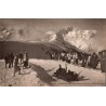 Carte postale ancienne de la piste de bobsleigh à Superbagnères avec spectateurs.