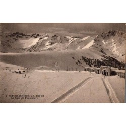 Carte postale ancienne de la gare du funiculaire de Superbagnères sous la neige.