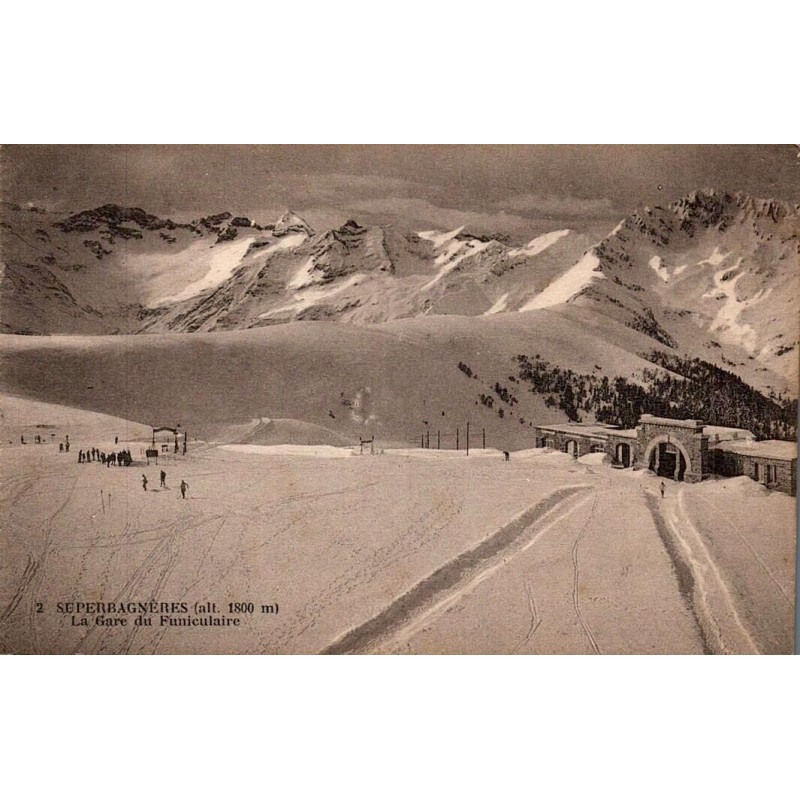 Carte postale ancienne de la gare du funiculaire de Superbagnères sous la neige.
