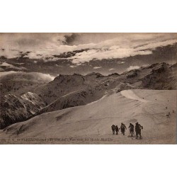 Carte postale ancienne de Superbagnères avec vue sur les Monts Maudits enneigés.