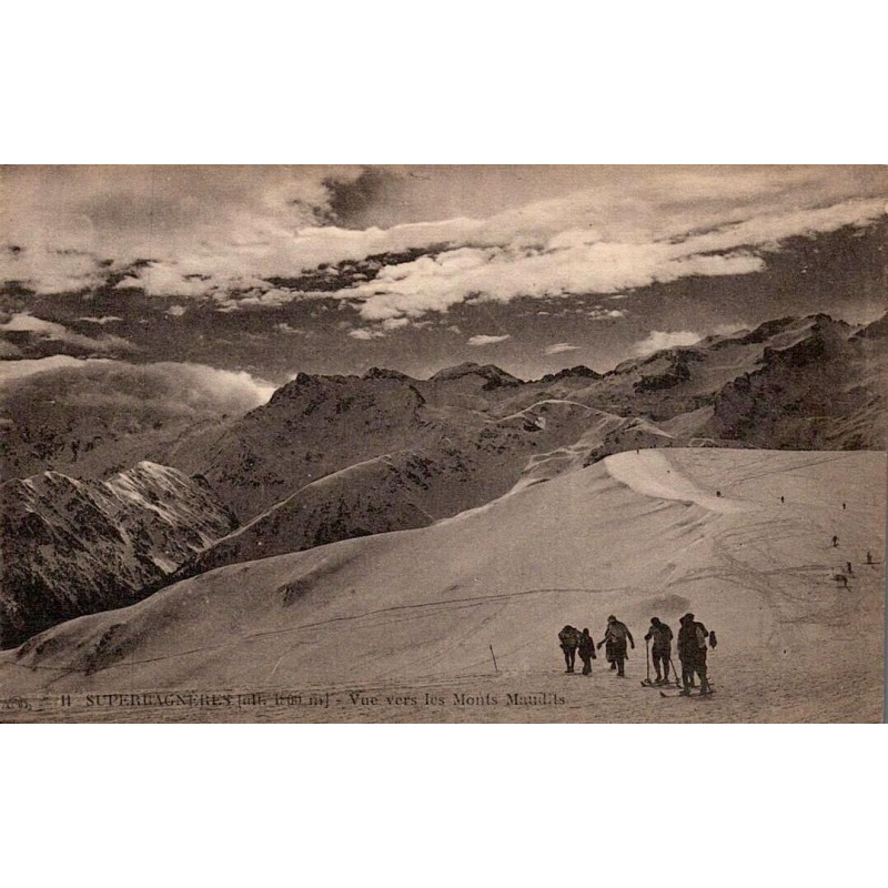 Carte postale ancienne de Superbagnères avec vue sur les Monts Maudits enneigés.