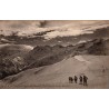 Carte postale ancienne de Superbagnères avec vue sur les Monts Maudits enneigés.