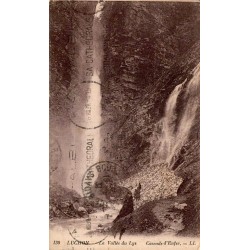 Carte postale ancienne de la Cascade d'Enfer dans la vallée du Lys à Luchon.
